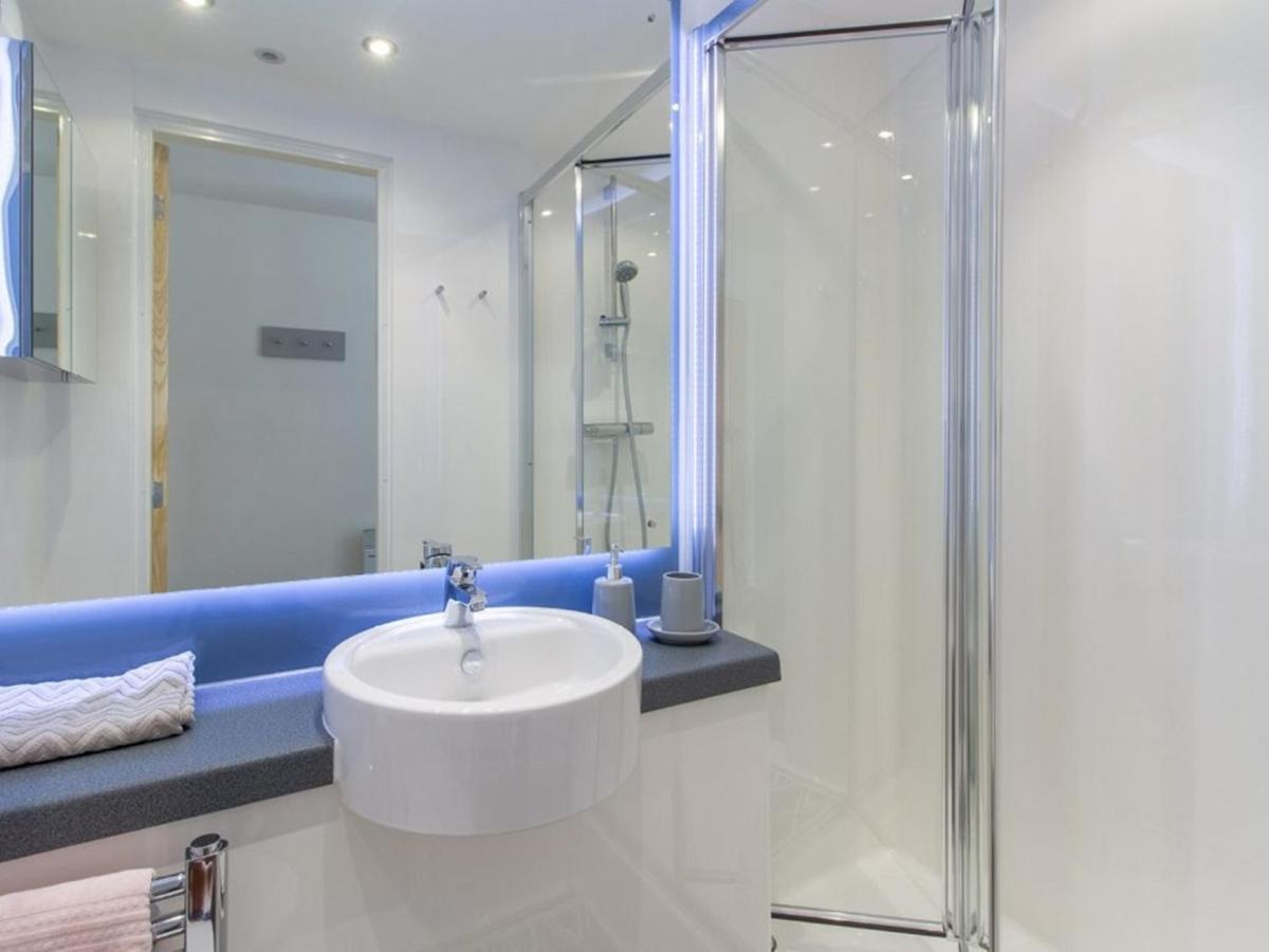 Modern Ensuite Rooms, Sheffield - Sk Luaran gambar